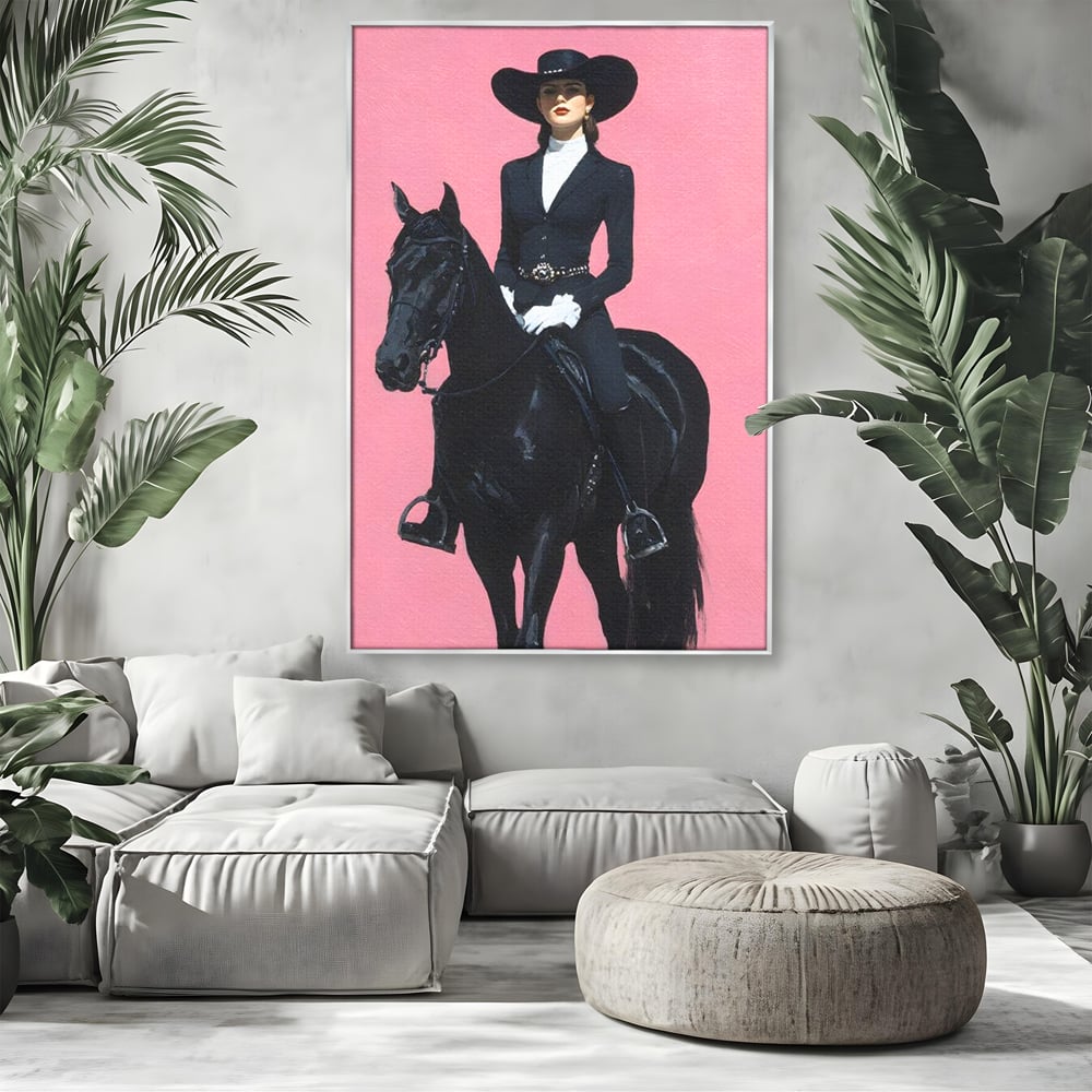 Tablou canvas cu tablou canvas cu femeie calare, in rama de aluminiu argintiu, pe perete intr-un living